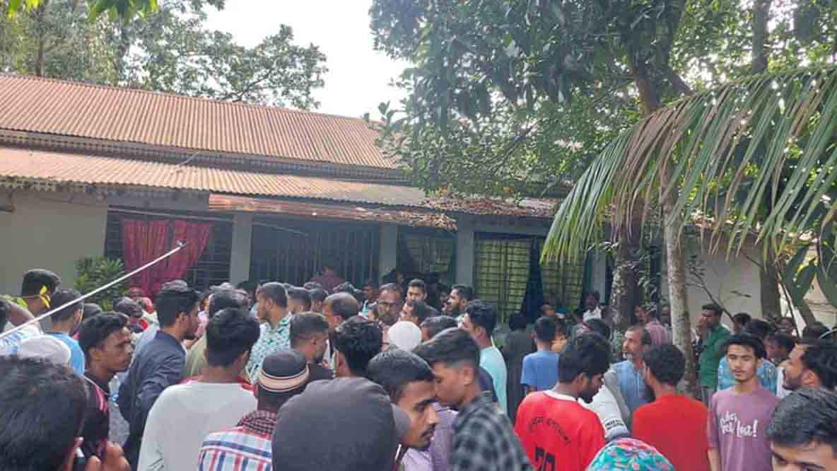 ঘরে ঢুকে মা-ছেলেকে কুপিয়ে হত্যা